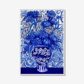 Modern kunstwerk geïnspireerd op Delfts blauw met een rijk boeket bloemen in een decoratieve keramische vaas.