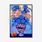 Modern schilderij met blauwe bloemen in een Delfts blauwe vaas en oranje accenten op een lichte achtergrond.
