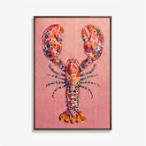 Kleurrijk kreeft kunstwerk op roze achtergrond met blauwe, oranje en gouden details