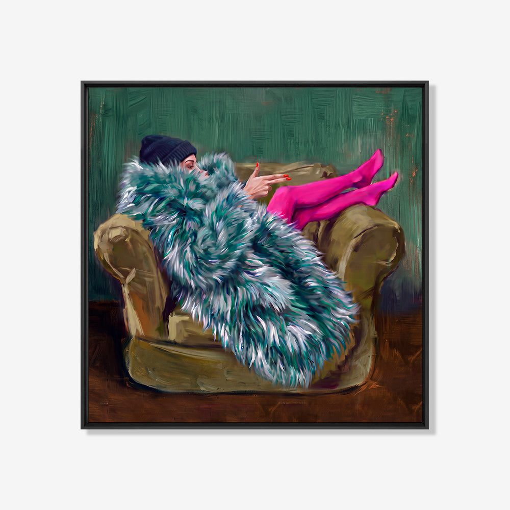 Modern kleurrijk kunstwerk van een vrouw die ontspannen in een fauteuil ligt, met opvallende roze laarzen en een luxe bontjas.