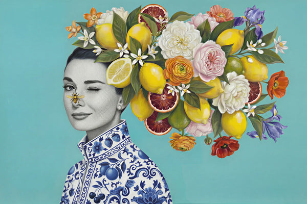Modern interieur met een kunstwerk van een vrouw met bloemen haar