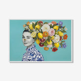 Vrouw met bloemen haar