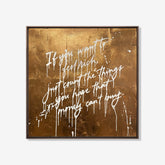 Abstract schilderij met warme gouden achtergrond en inspirerende tekst over echte rijkdom.