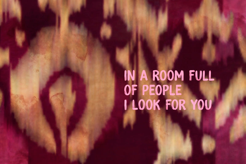 Abstract kunstwerk in bordeauxrood, roze en warme aardetinten met de tekst “In a room full of people I look for you”