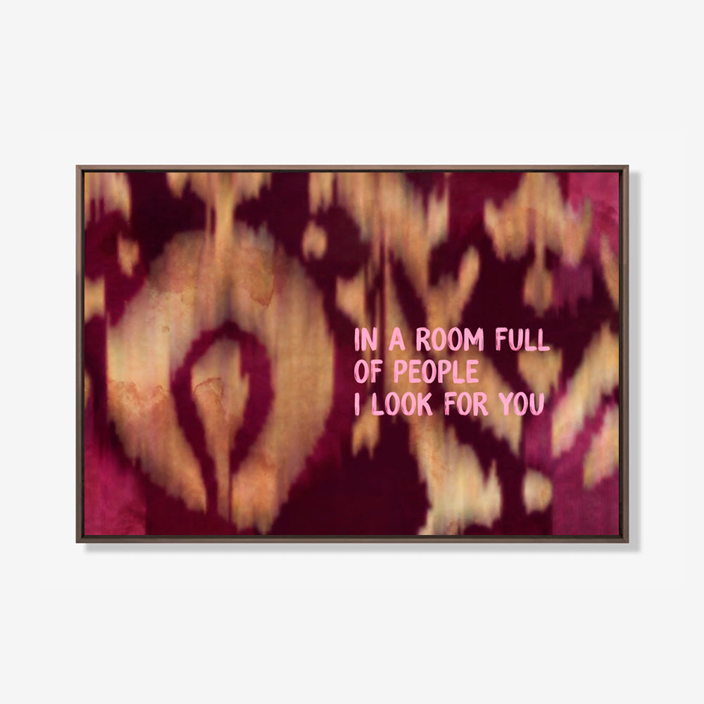Abstract kunstwerk in bordeauxrood, roze en warme aardetinten met de tekst “In a room full of people I look for you”