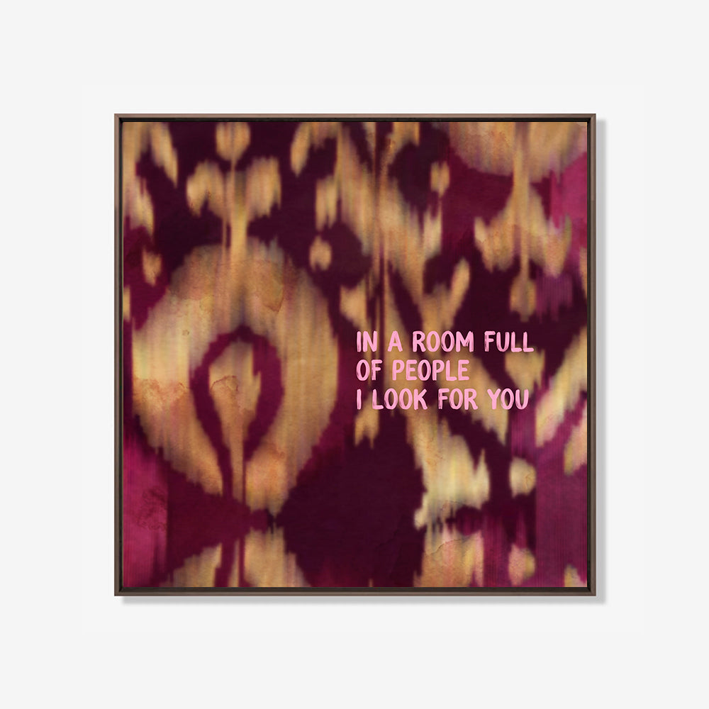 Abstract kunstwerk in bordeauxrood, roze en warme aardetinten met de tekst “In a room full of people I look for you”