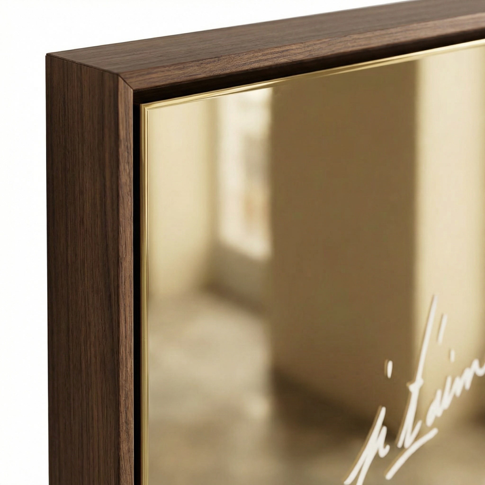 Design kunstwerk met gouden gloed en walnoot baklijst voor chic interieur