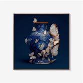 Luxe kunstwerk van een Delfts blauwe porseleinen vaas met sierlijke witte vlinders op een diepblauwe achtergrond.