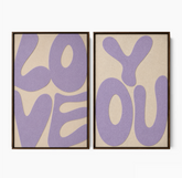 Luxe akoestisch vilten tweeluik met de woorden "LOVE" en "YOU" in lila op een crèmekleurige achtergrond, afgewerkt met een walnoot baklijst.