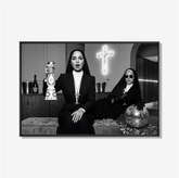 Zwart-wit kunstwerk van twee stijlvol geklede nonnen tijdens een luxe afterparty met neon kruis, champagne en discobal.