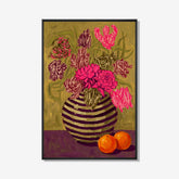 Modern schilderij met roze bloemen in een gestreepte vaas en twee sinaasappels op een paarse ondergrond.