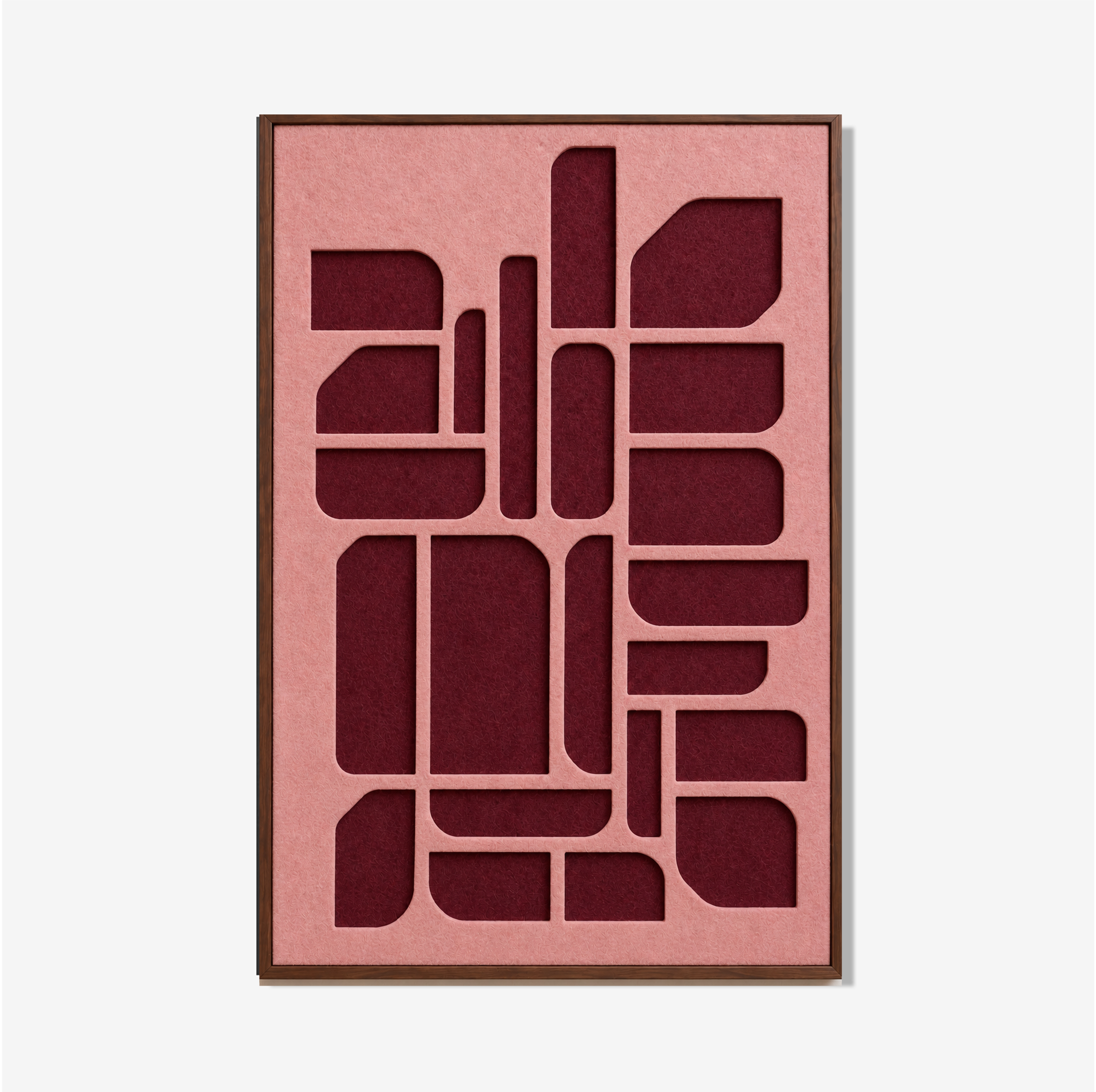 Modern akoestisch vilt kunstwerk in roze en bordeaux met geometrisch design in walnoot baklijst.