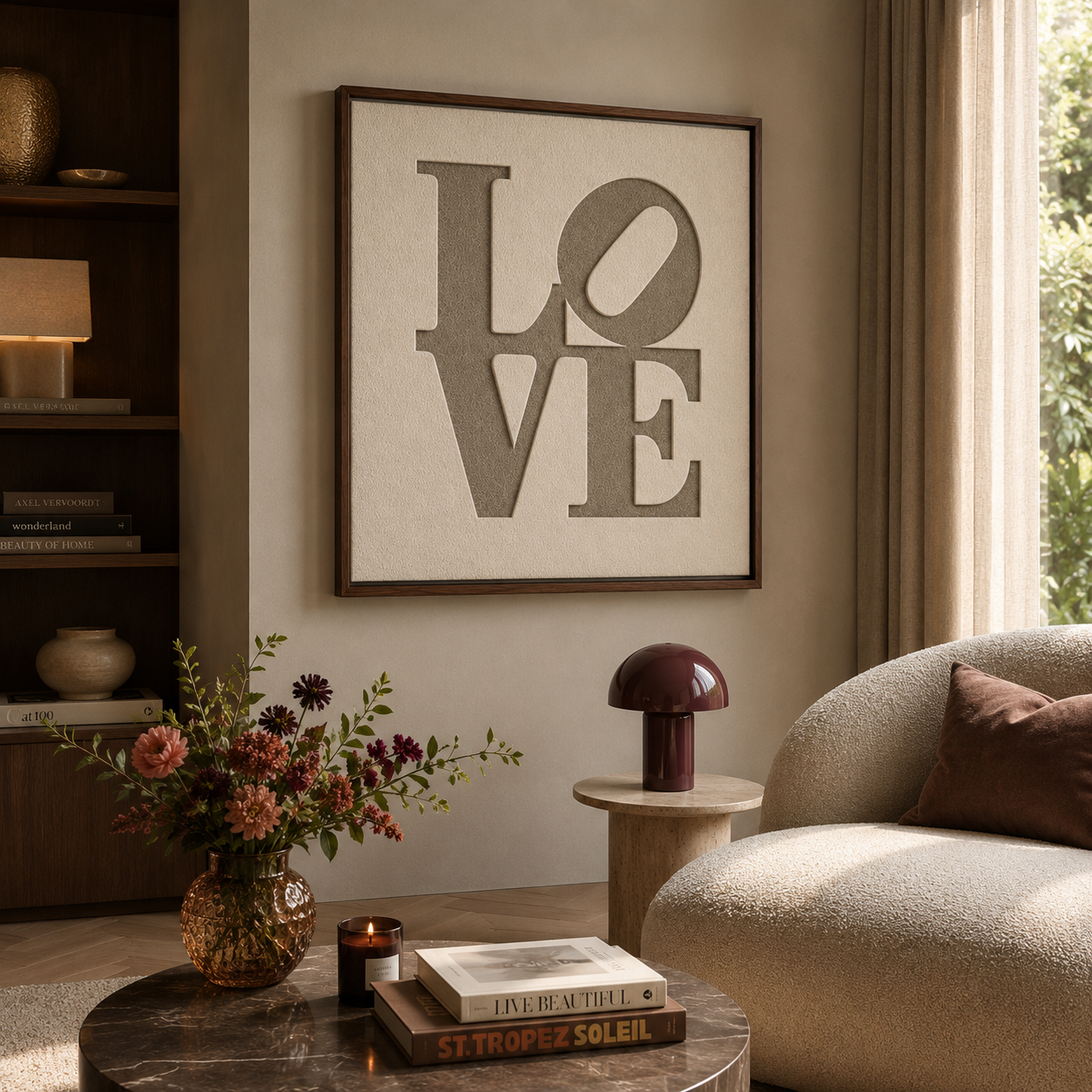 Minimalistisch akoestisch vilt schilderij met LOVE design in crème en zandkleur voor een warm interieur.