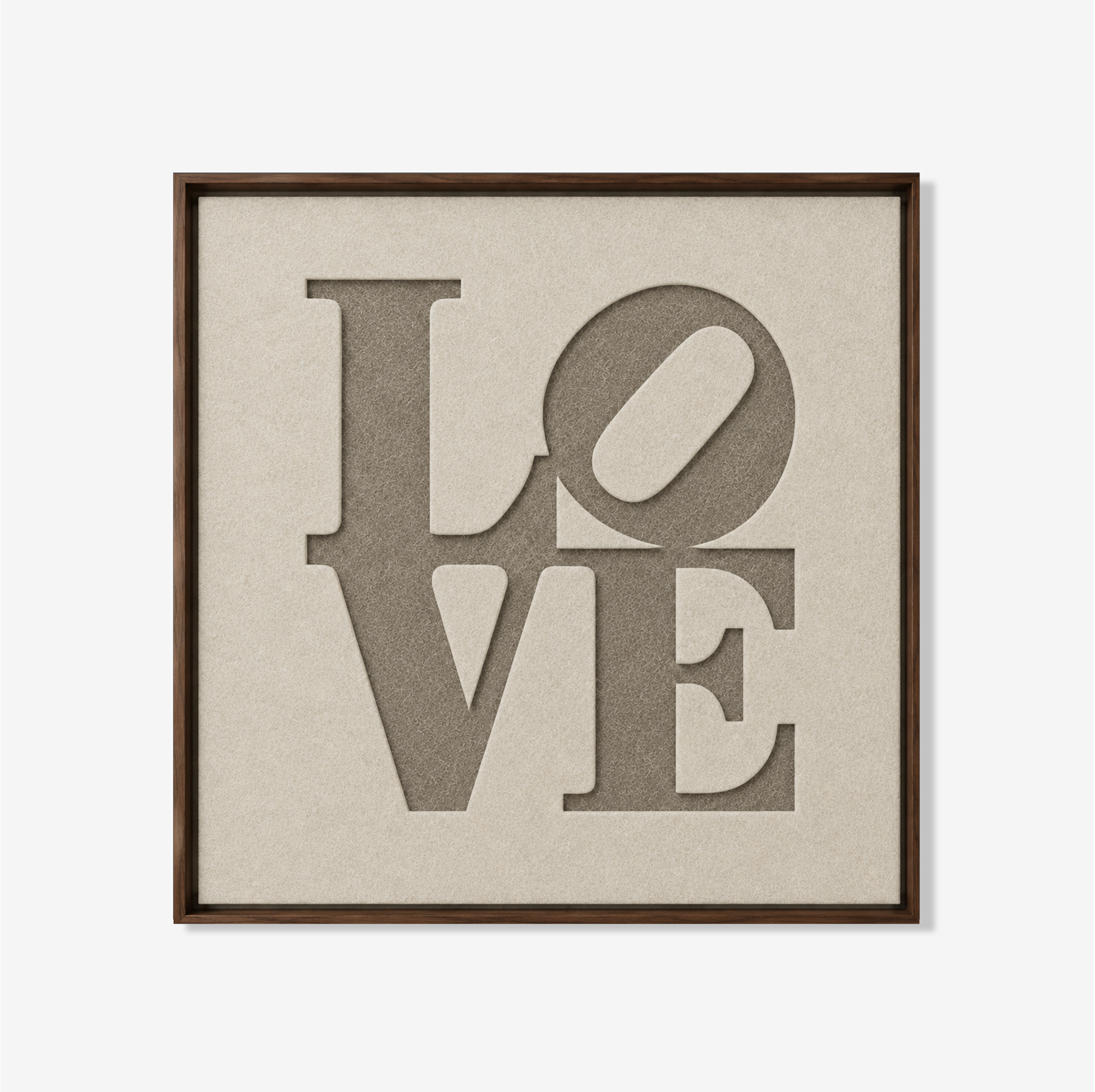Akoestisch vilt kunstwerk LOVE met crème en taupe reliëf in luxe walnoot baklijst.