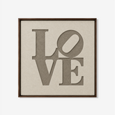 Akoestisch vilt kunstwerk LOVE met crème en taupe reliëf in luxe walnoot baklijst.