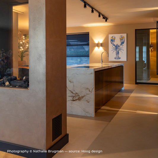 Waarom een schilderij er een beetje anders uitziet in het echt dan op beeld en waarom dat volkomen normaal is.