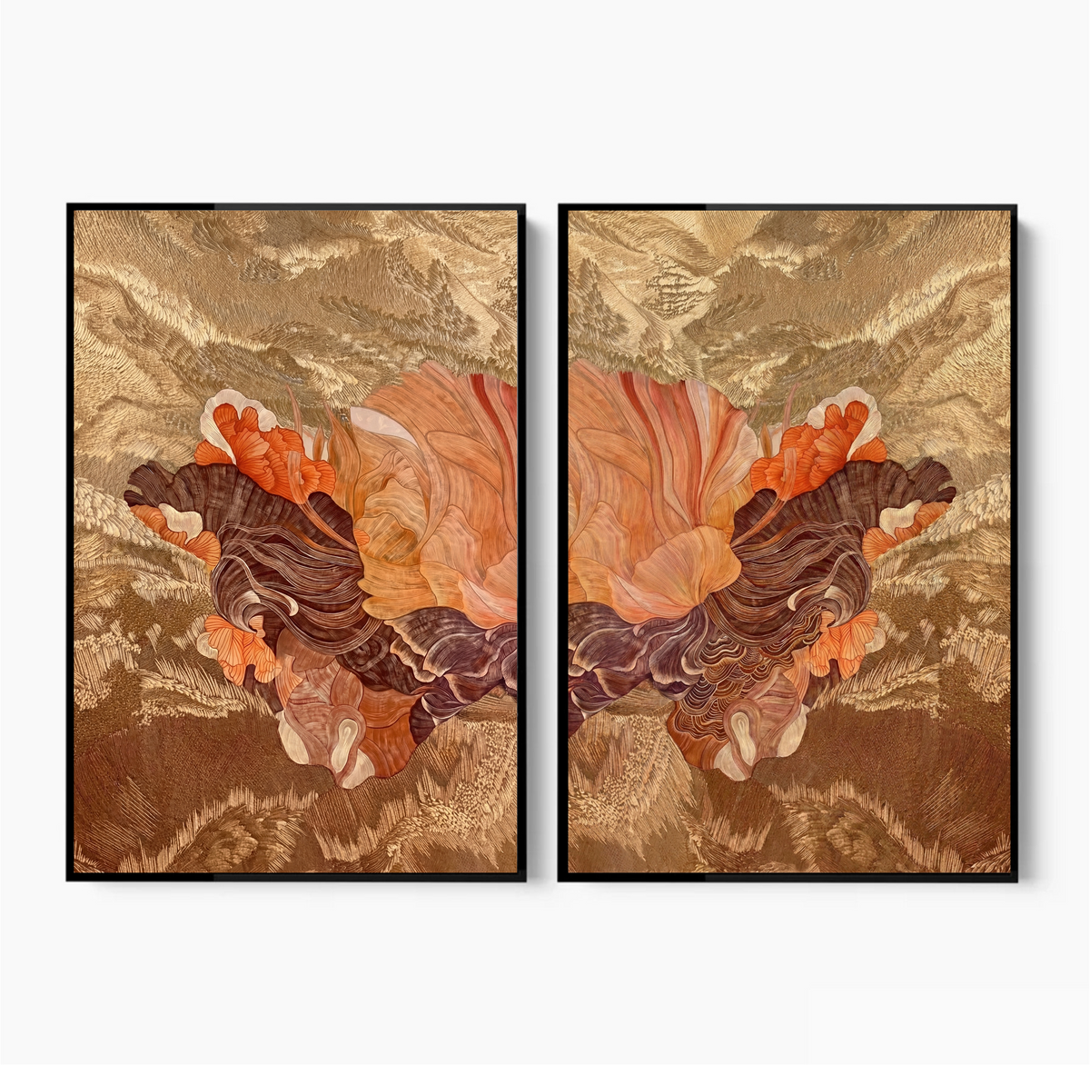 Tweeluik met abstracte bloemvormen in terracotta en goud boven een houten dressoir