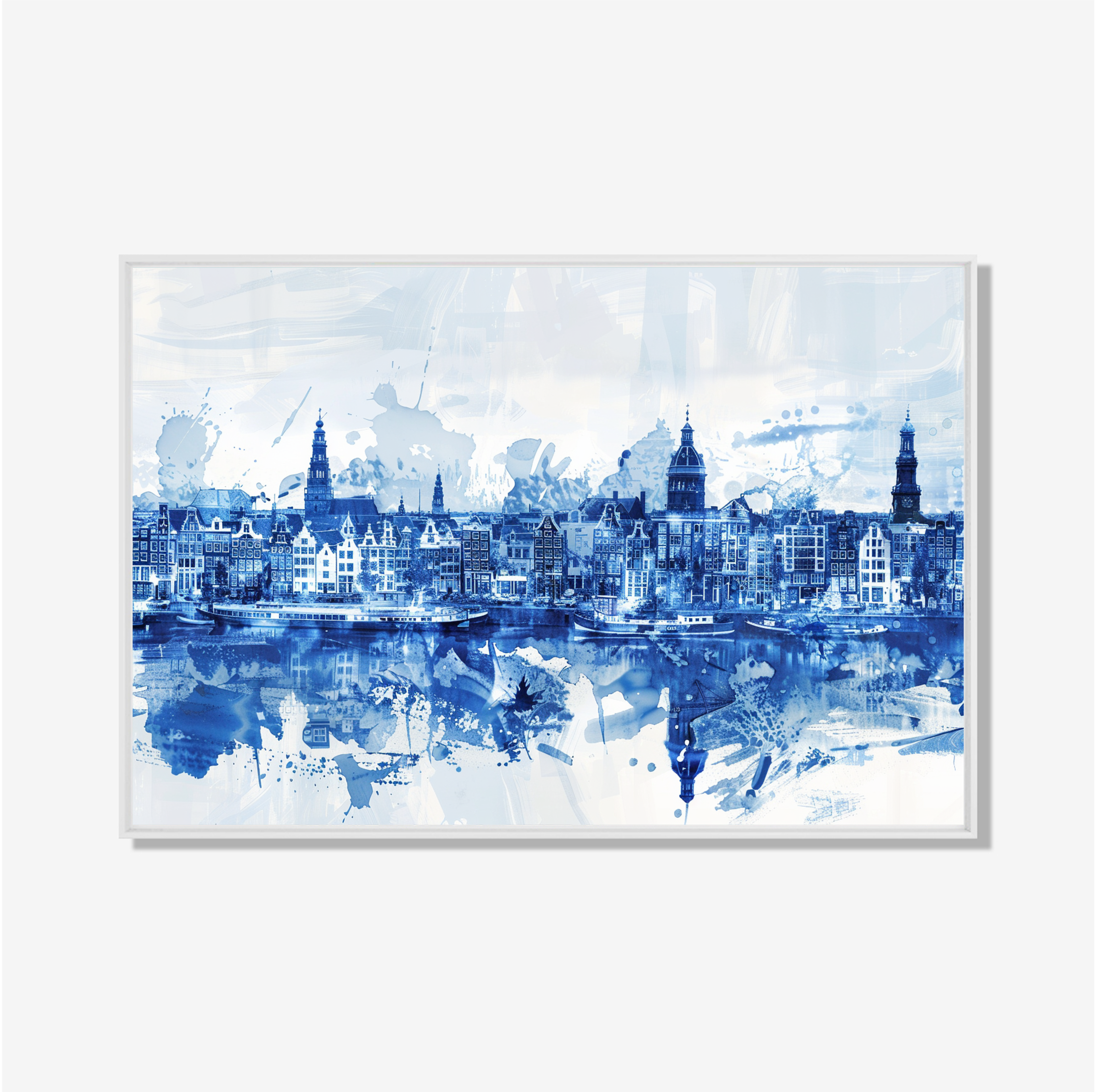 Moderne wanddecoratie van de skyline van Amsterdam in Delfts blauwe tinten met abstracte aquareleffecten.
