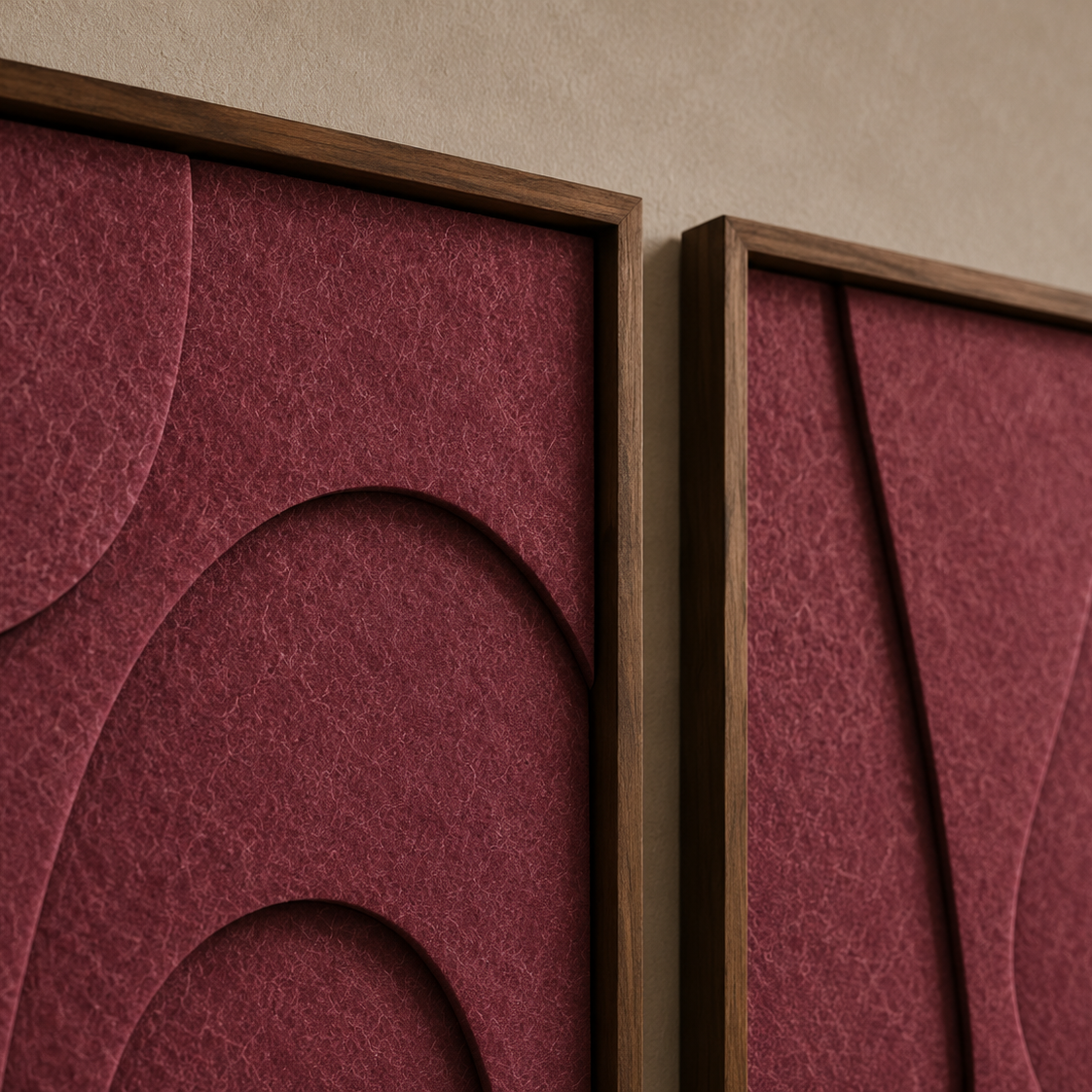 Abstract akoestisch vilt wandpaneel met 3D-effect, organisch design en warme bordeauxrode kleur.