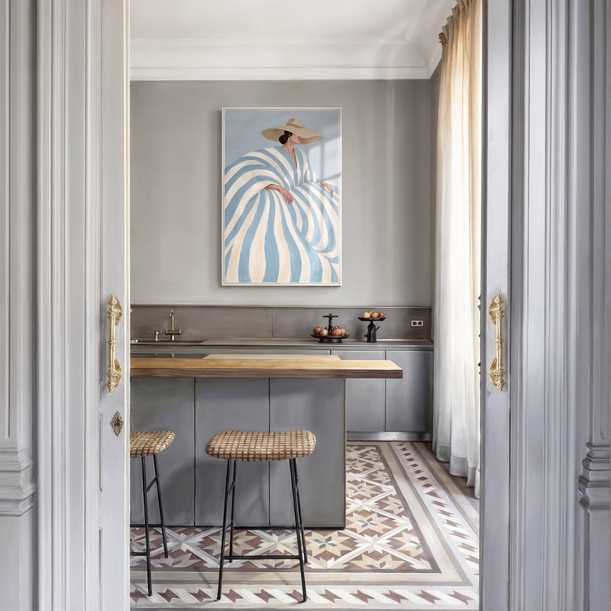 Kunstwerk van elegante vrouw in gestreepte blauwe jurk met beige zonnehoed