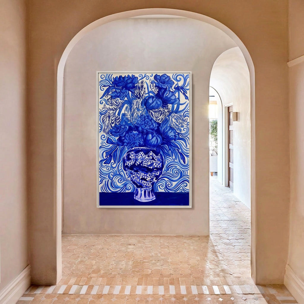 Modern kunstwerk geïnspireerd op Delfts blauw met een rijk boeket bloemen in een decoratieve keramische vaas.