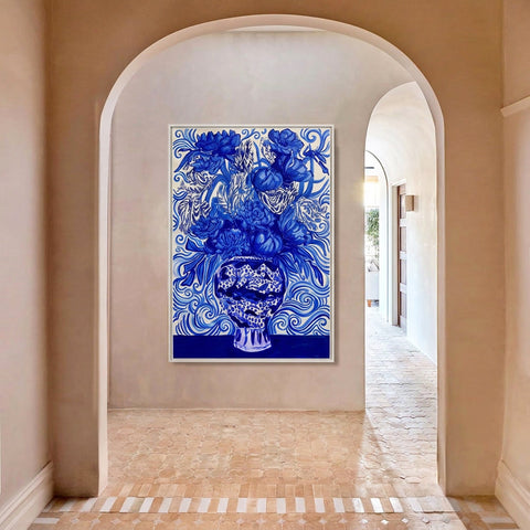 Modern kunstwerk geïnspireerd op Delfts blauw met een rijk boeket bloemen in een decoratieve keramische vaas.