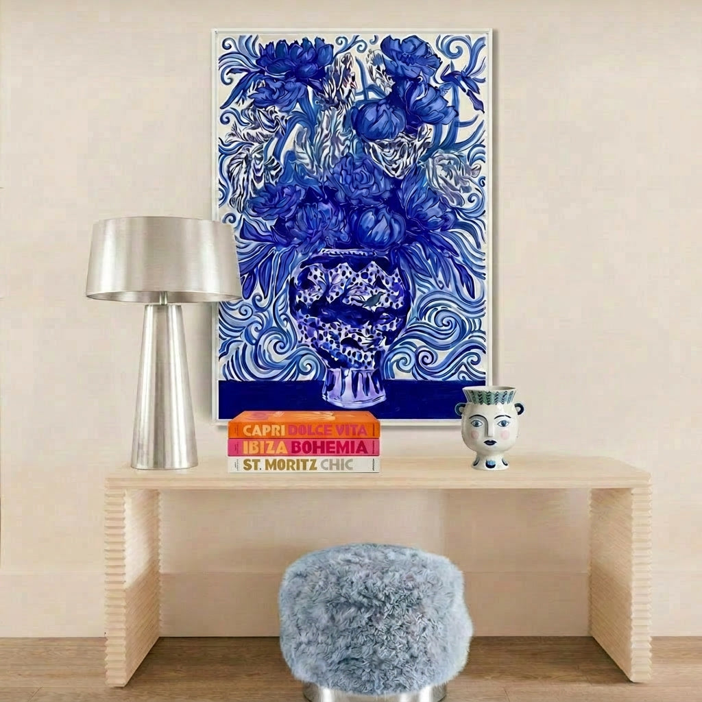 Modern kunstwerk geïnspireerd op Delfts blauw met een rijk boeket bloemen in een decoratieve keramische vaas.