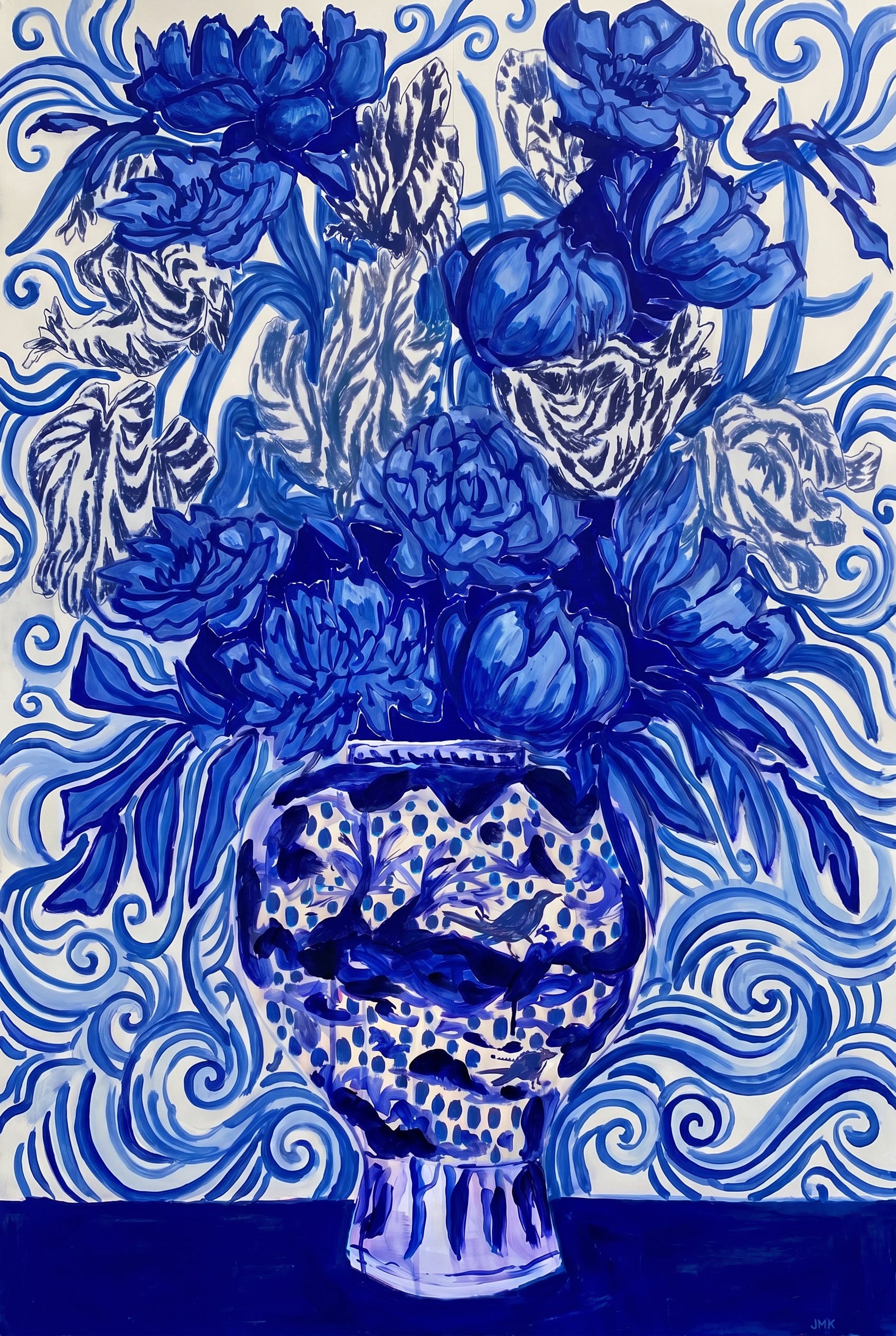 Modern kunstwerk geïnspireerd op Delfts blauw met een rijk boeket bloemen in een decoratieve keramische vaas.