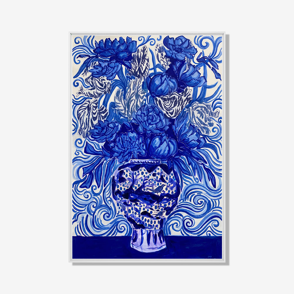 Modern kunstwerk geïnspireerd op Delfts blauw met een rijk boeket bloemen in een decoratieve keramische vaas.