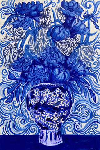 Modern kunstwerk geïnspireerd op Delfts blauw met een rijk boeket bloemen in een decoratieve keramische vaas.