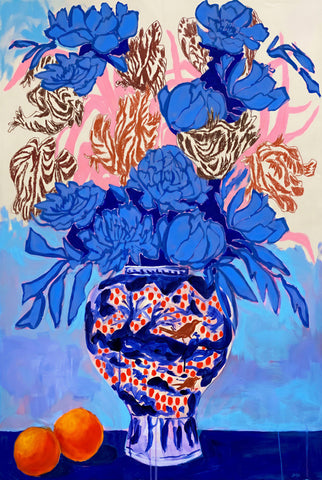 Modern schilderij met blauwe bloemen in een Delfts blauwe vaas en oranje accenten 
