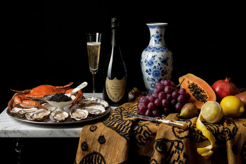 Stilleven met fruit, zeevruchten en een fles champagne