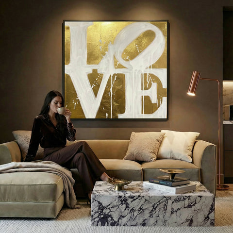Abstract typografisch schilderij LOVE in wit op goud met verfspatten