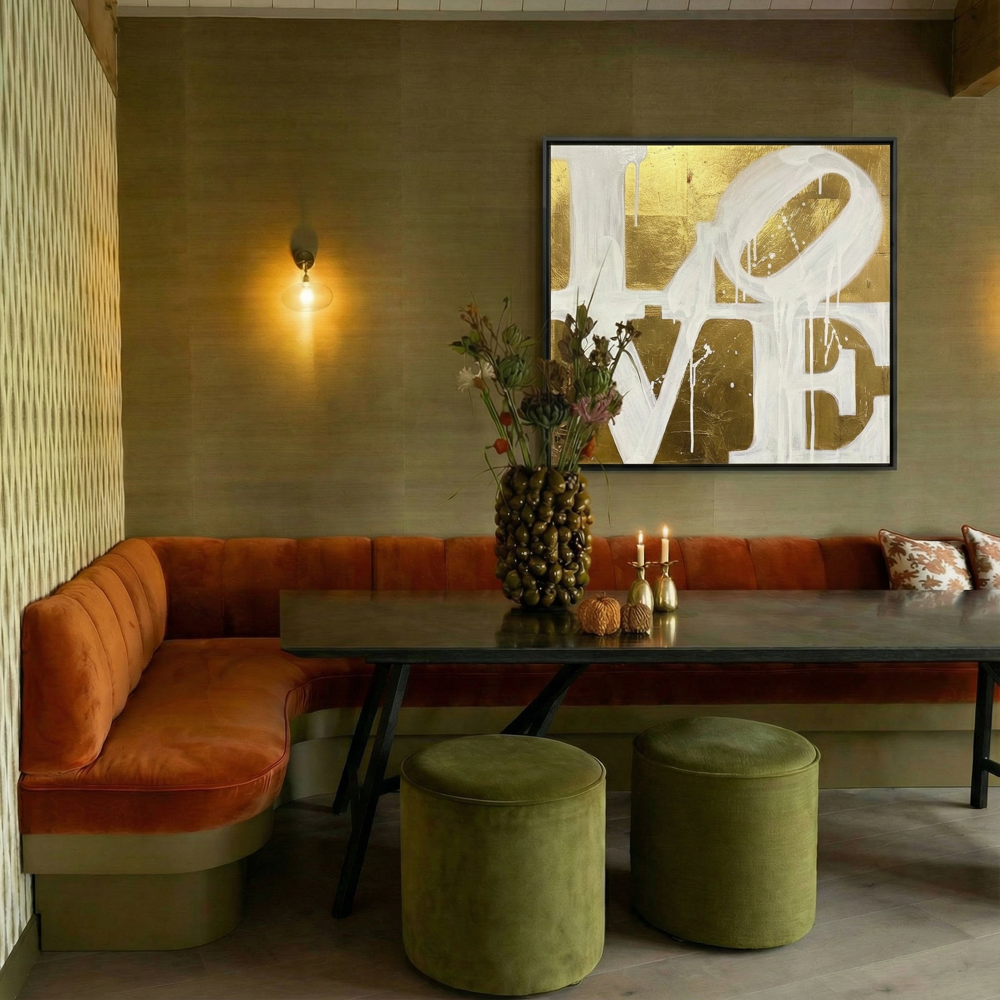 Luxe LOVE wandkunst met expressieve typografie en gouden uitstraling
