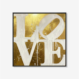 Modern love schilderij met grote witte letters op goudkleurige achtergrond