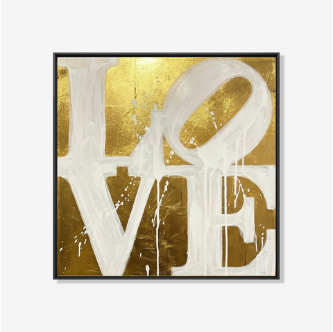 Modern love schilderij met grote witte letters op goudkleurige achtergrond