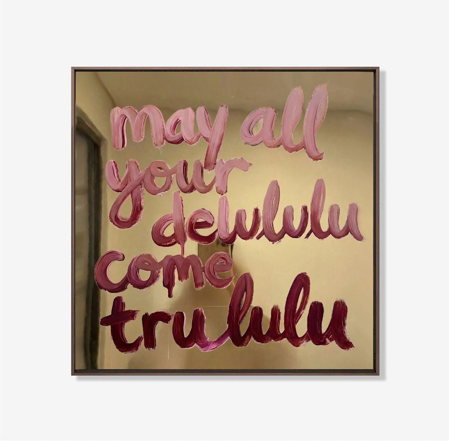 Schilderij met tekst “May all your delulu come trululu” in roze verf op spiegelachtige achtergrond