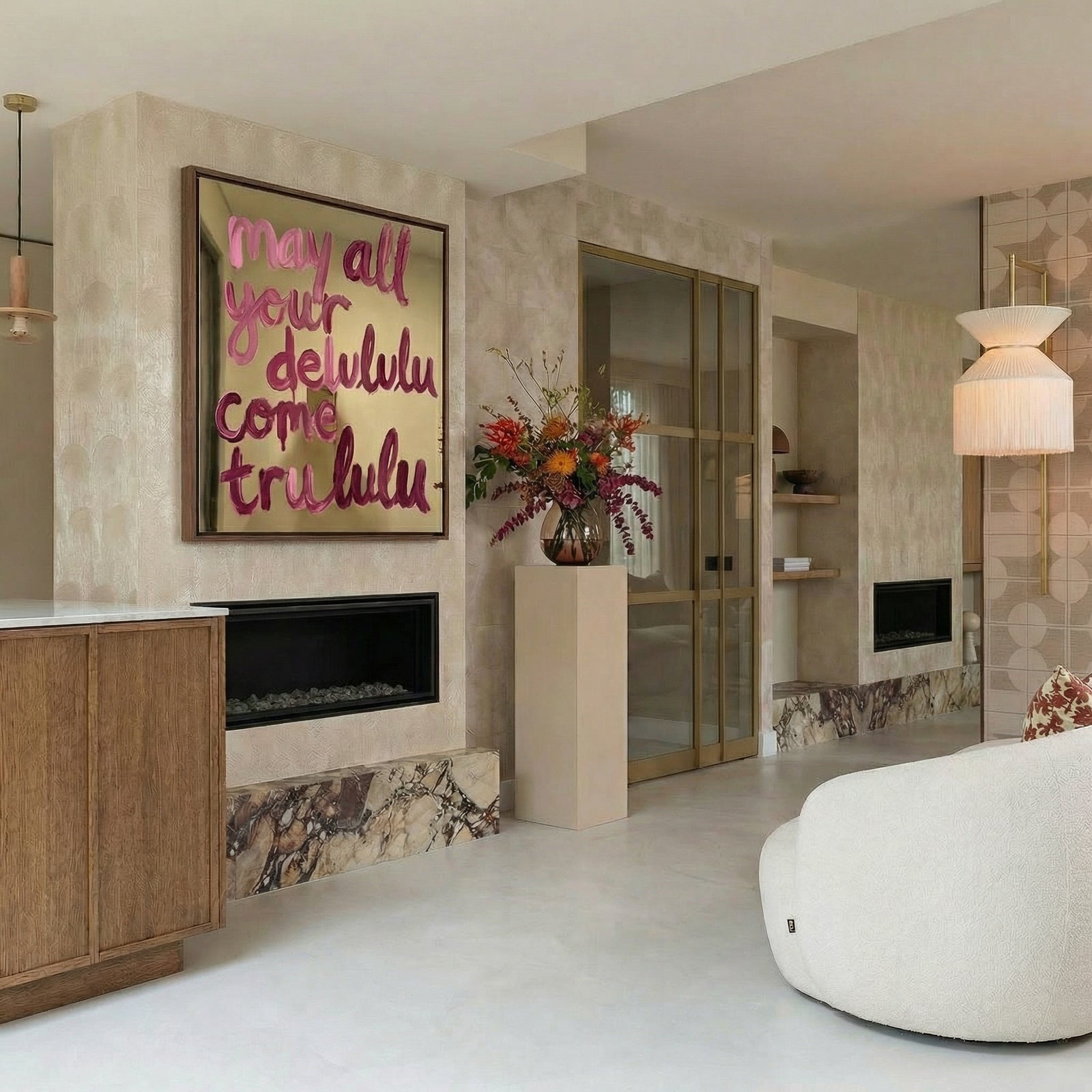 Moderne typografie kunst met speelse quote in roze tinten op gouden reflecterende ondergrond