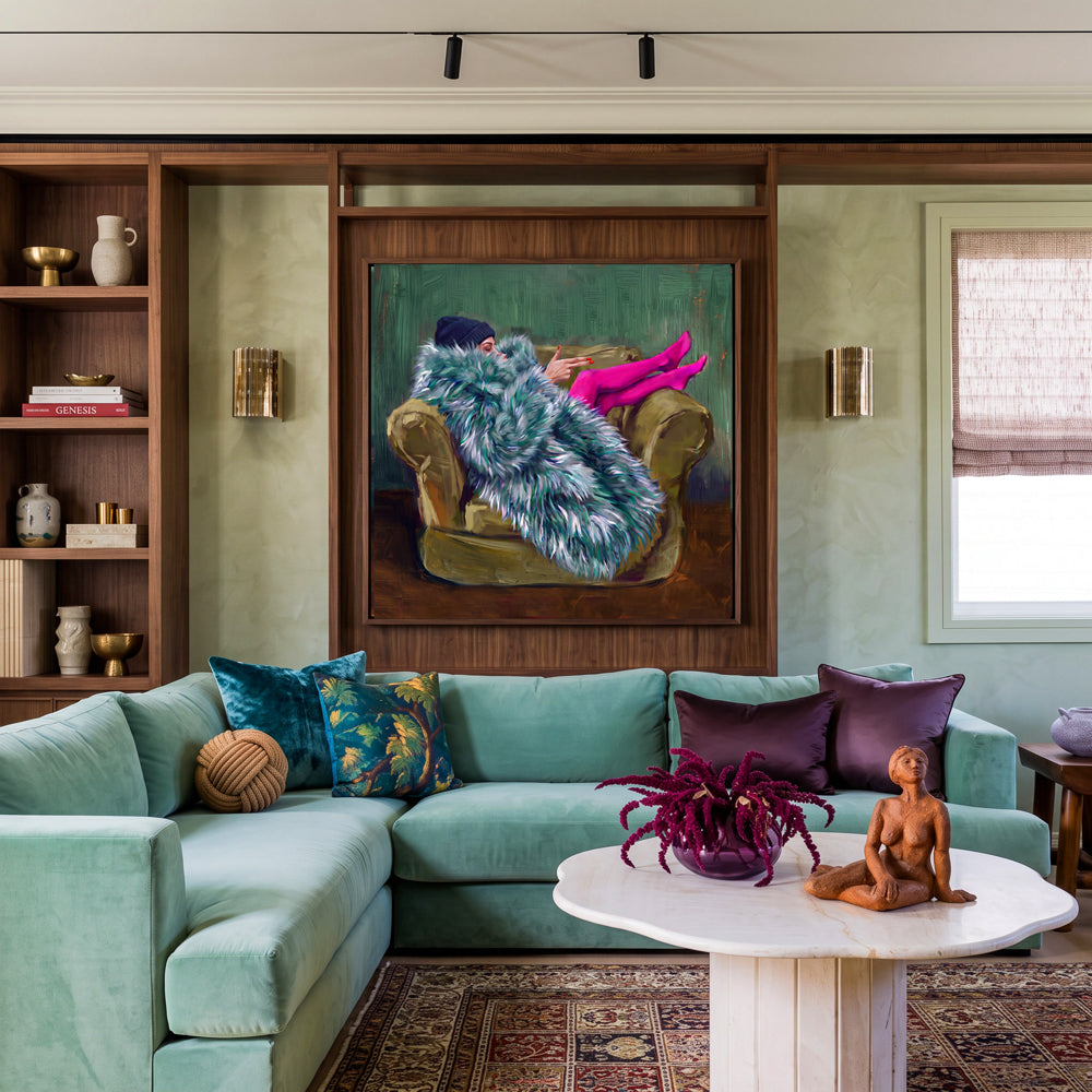 Expressief schilderij van een mysterieuze vrouw met rode nagels, roze laarzen en een volumineuze bontjas in een groen interieur.