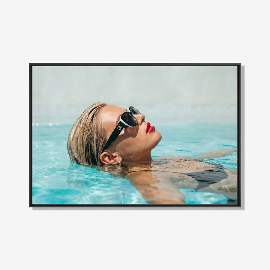 schilderij van een vrouw drijvend in zwembad met zonnebril, modern kunstwerk met luxe en ontspannen uitstraling