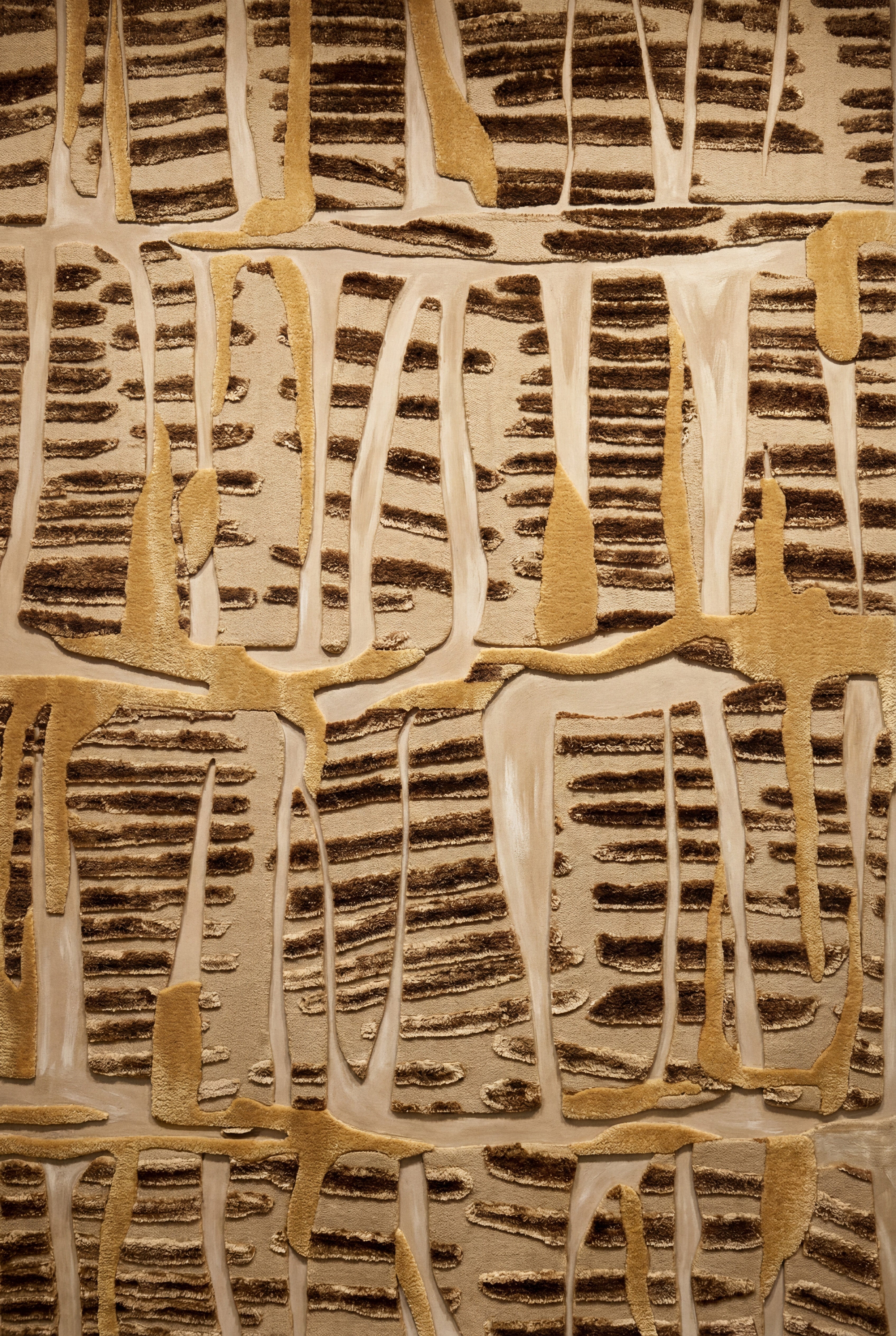 Abstract schilderij met textuur en goudaccenten in aardetinten