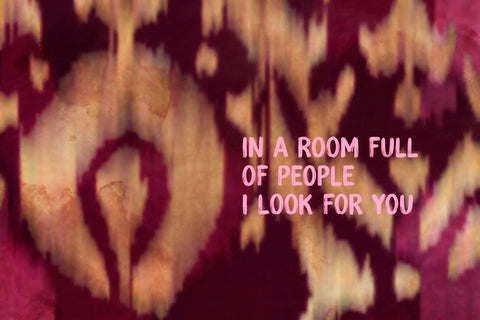 Abstract kunstwerk in bordeauxrood, roze en warme aardetinten met de tekst “In a room full of people I look for you”