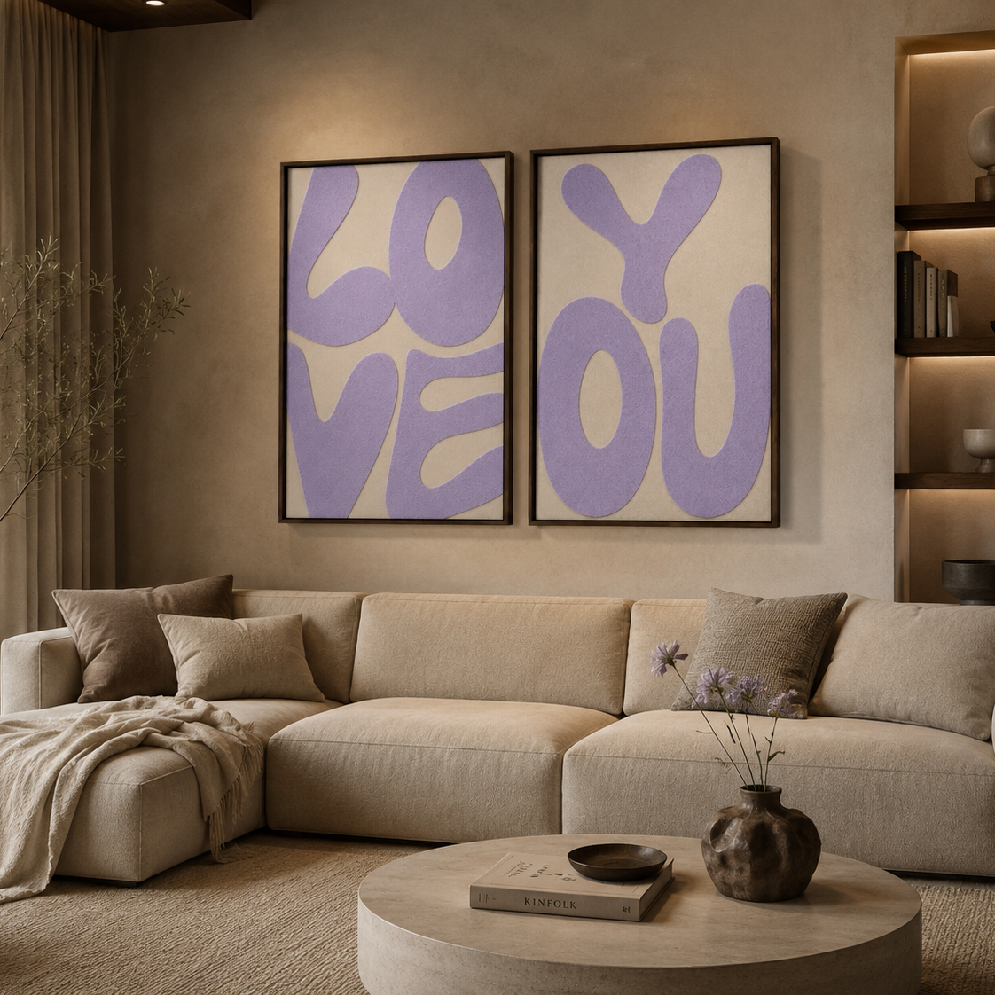 Minimalistisch akoestisch wandpaneel met organische letters van lila vilt op een crème vilten achtergrond in een luxe walnoot lijst.