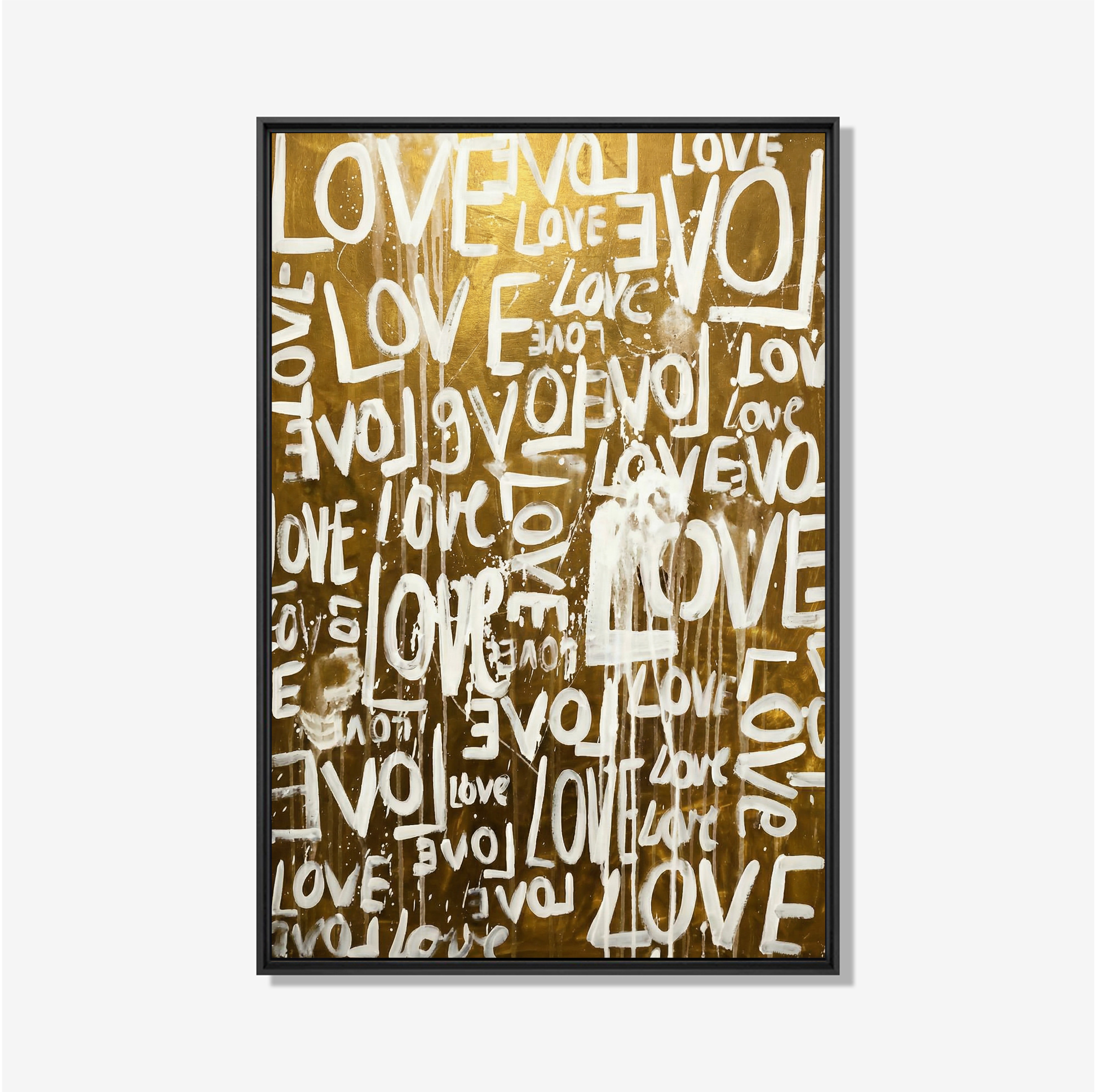 Abstract love schilderij met witte typografie op goudkleurige achtergrond in zwarte lijst