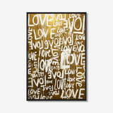Abstract love schilderij met witte typografie op goudkleurige achtergrond in zwarte lijst