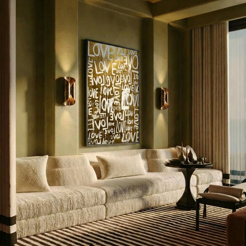 Modern LOVE kunstwerk met handgeschilderde letters en luxe gouden uitstraling