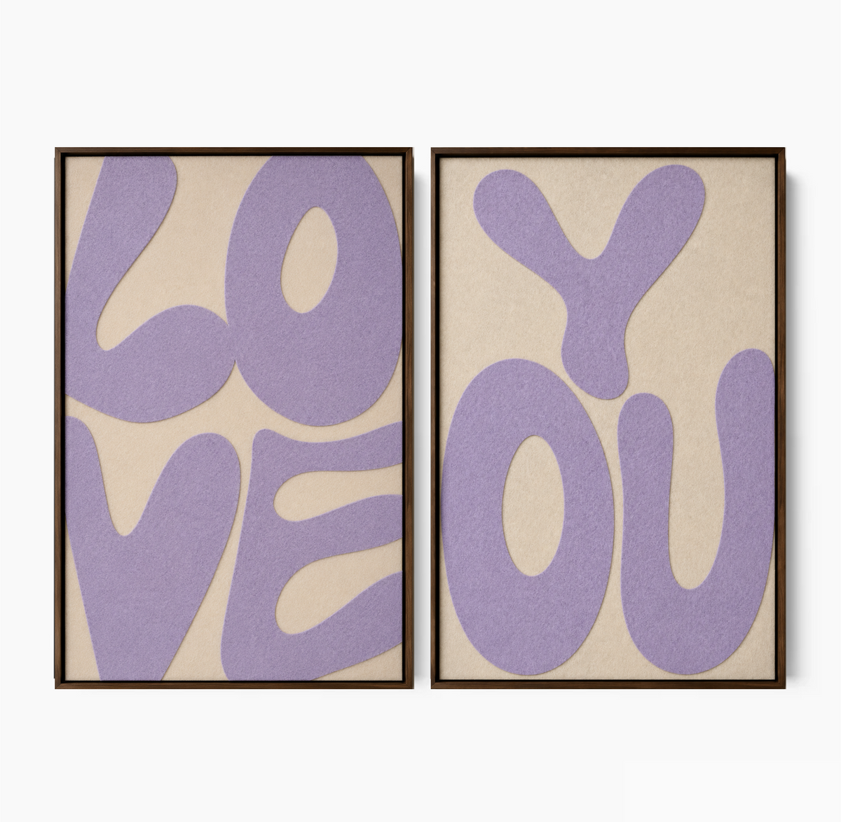 Luxe akoestisch vilten tweeluik met de woorden "LOVE" en "YOU" in lila op een crèmekleurige achtergrond, afgewerkt met een walnoot baklijst.