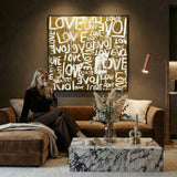 Statement vierkant schilderij met herhaalde woorden LOVE in wit op warme gouden tint