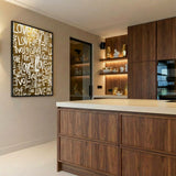 Statement schilderij met herhaald woord LOVE in wit op warme gouden tint