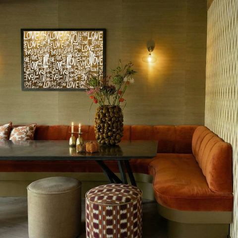 Luxe wandkunst love thema met expressieve verfstreken en moderne uitstraling